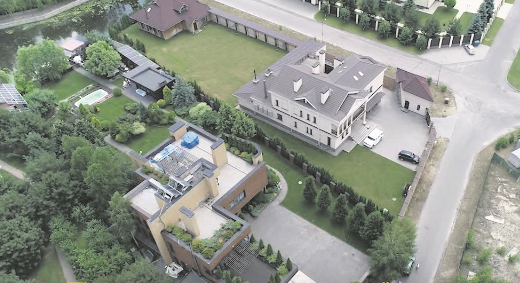 Площадка для вечеринок и Тесла: в каких домах живут Андрей Богдан и Дмитрий Разумков